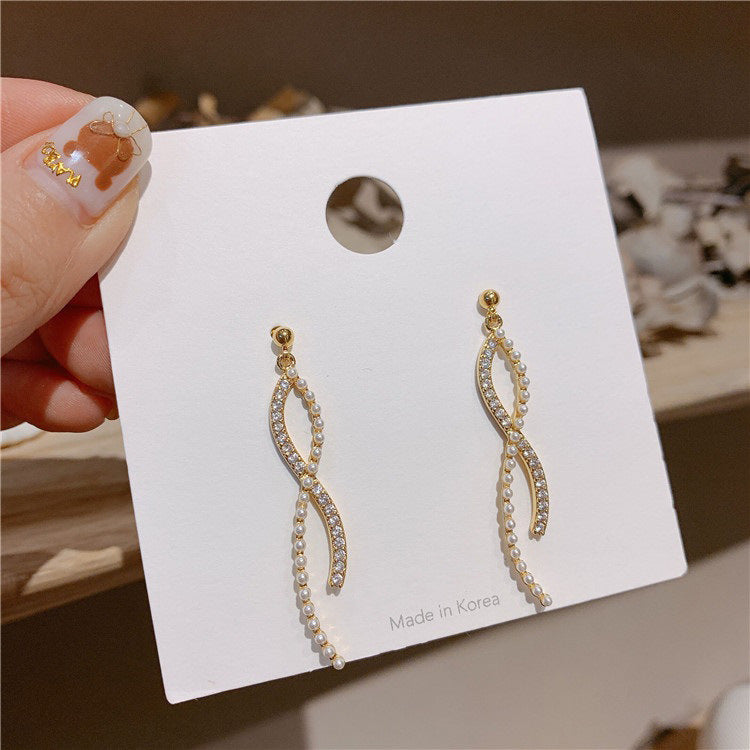 Needle Pearl Curved Earring