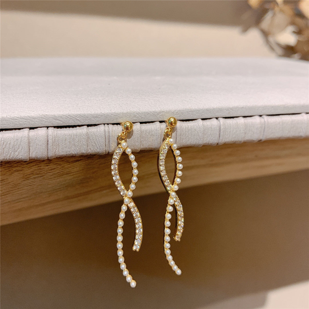 Needle Pearl Curved Earring